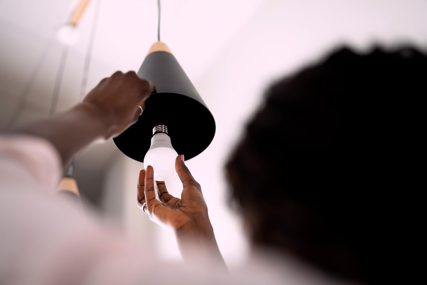 Lâmpada Inteligente 10W Wi-Fi e Bluetooth Bivolt 16 Milhões de Cores