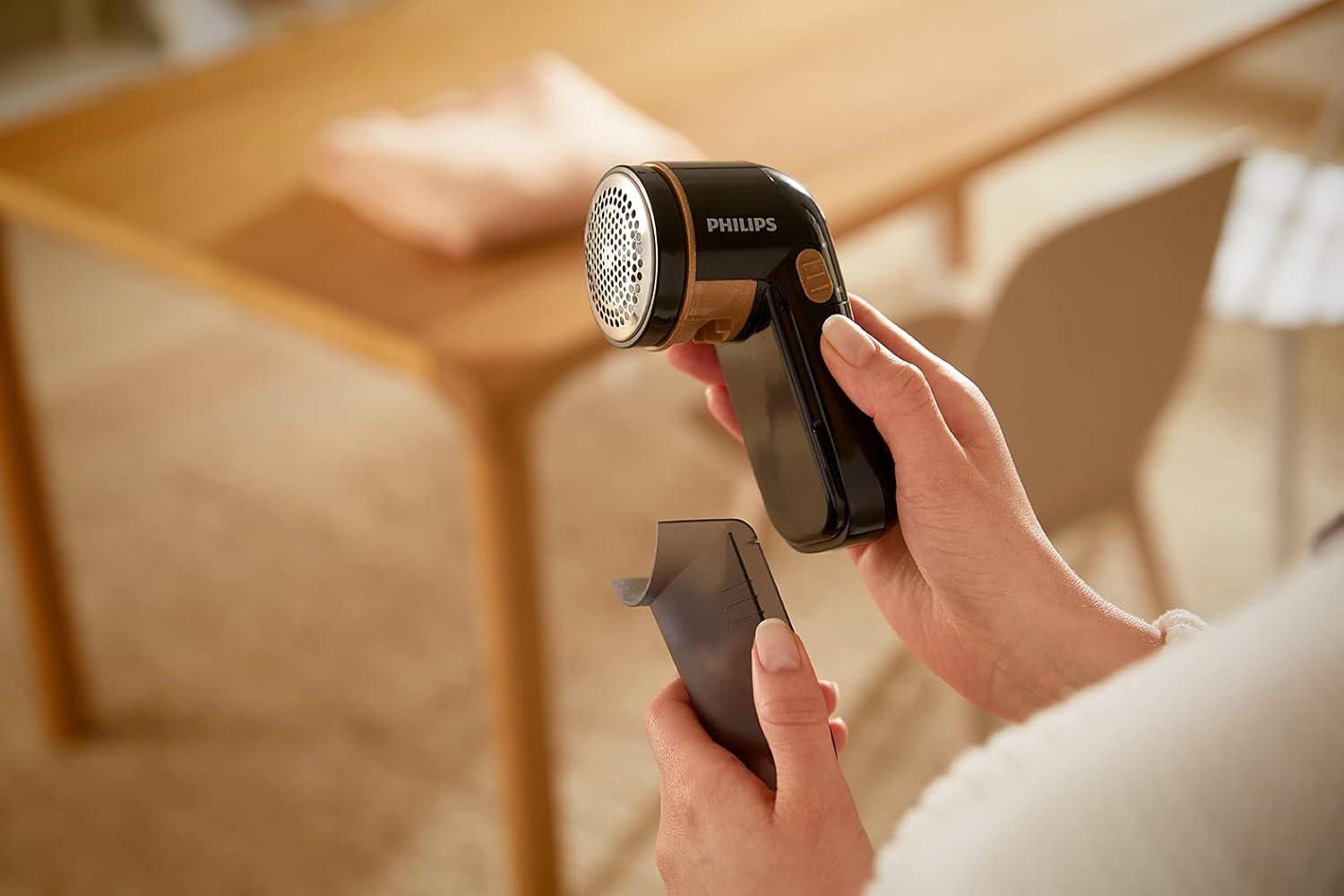 Philips Walita Papa Bolinhas, Apropriado para todas as peças de roupa, Preto, 2 pilhas AA da Philips incl. (GC026)
